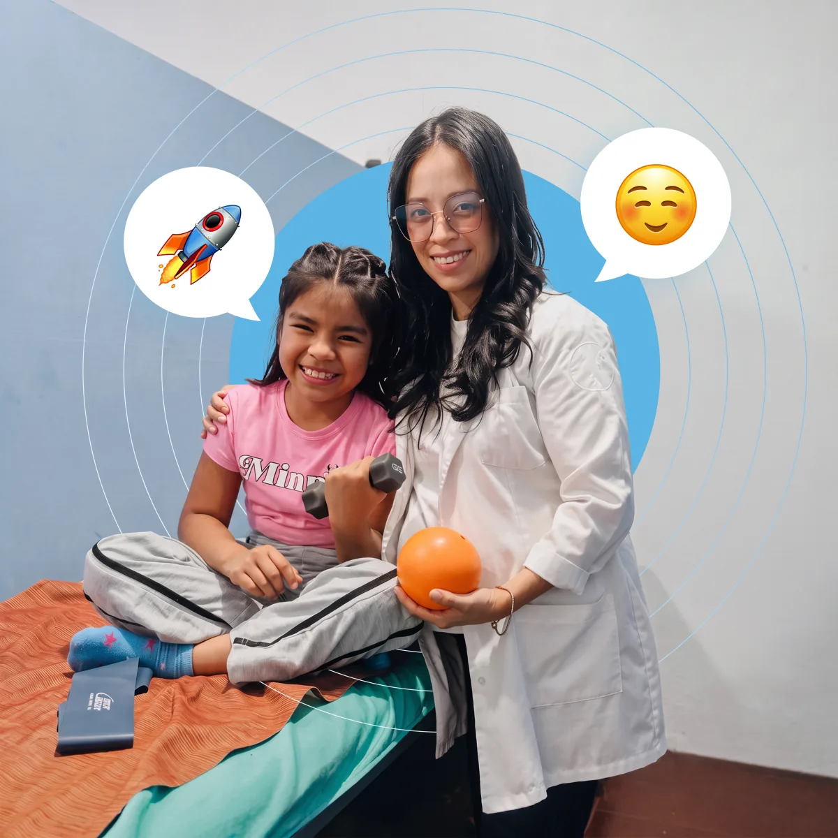 Licda. Marcela, fisioterapeuta y fundadora de FisioPro, junto a una paciente